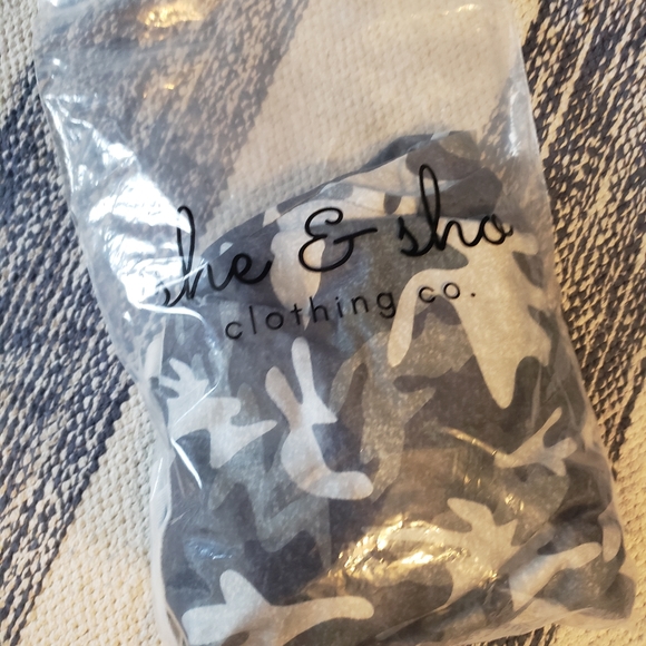 Women's camo overall shorts size m like new she&sho - Picture 2 of 4